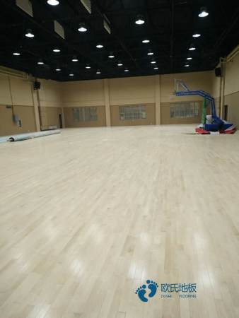 尋求運動(dòng)場(chǎng)地板公司