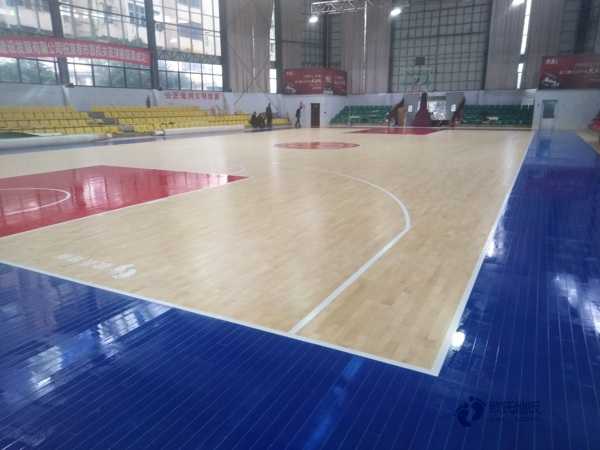 普通籃球運動(dòng)地板施工隊