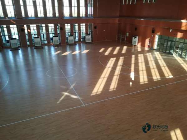 大學(xué)籃球運動(dòng)木地板施工團隊1