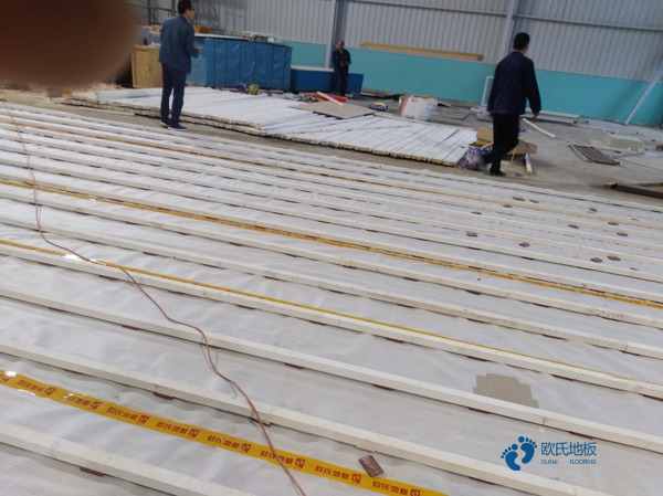 大學(xué)籃球運動(dòng)木地板施工團隊2