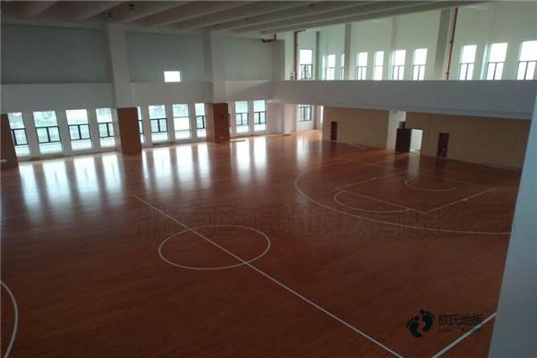 柞木運動(dòng)木地板施工團隊3