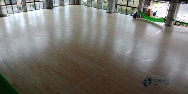 中學(xué)籃球運動(dòng)地板施工隊1