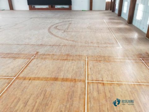大學(xué)運動(dòng)地板施工隊
