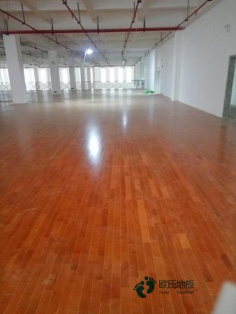 籃球場(chǎng)運動(dòng)木地板材質(zhì)2